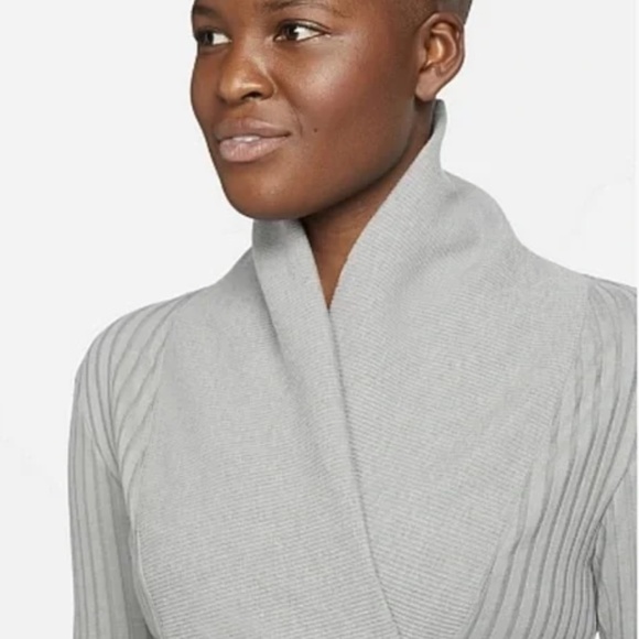 Nike Yoga Gray Ribbed Long Sleeve Shawl Collar Top SZ Medium - Picture 2 of 8